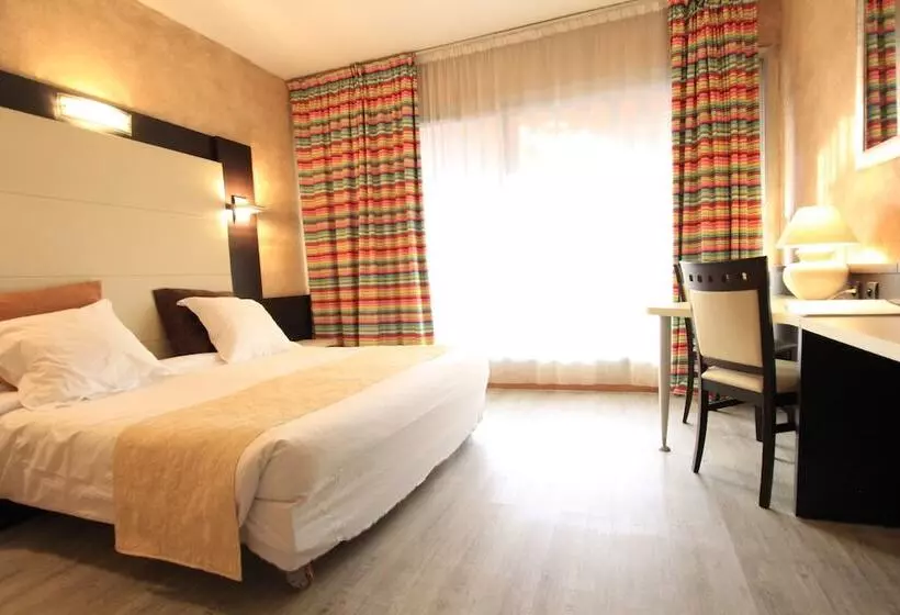 בית מלון כפרי The Originals City, Hôtel Galaxie, Nice Aéroport