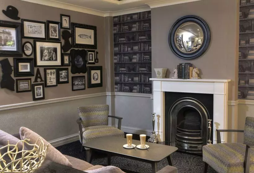 Отель Cresta Court