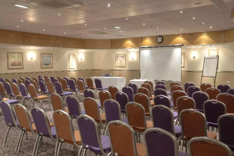 Отель Cresta Court