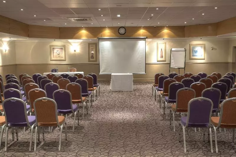 Отель Cresta Court