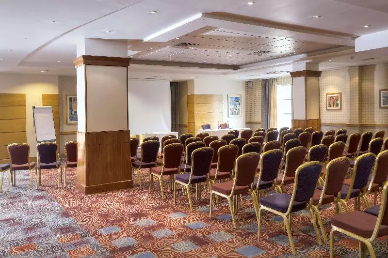 Отель Cresta Court