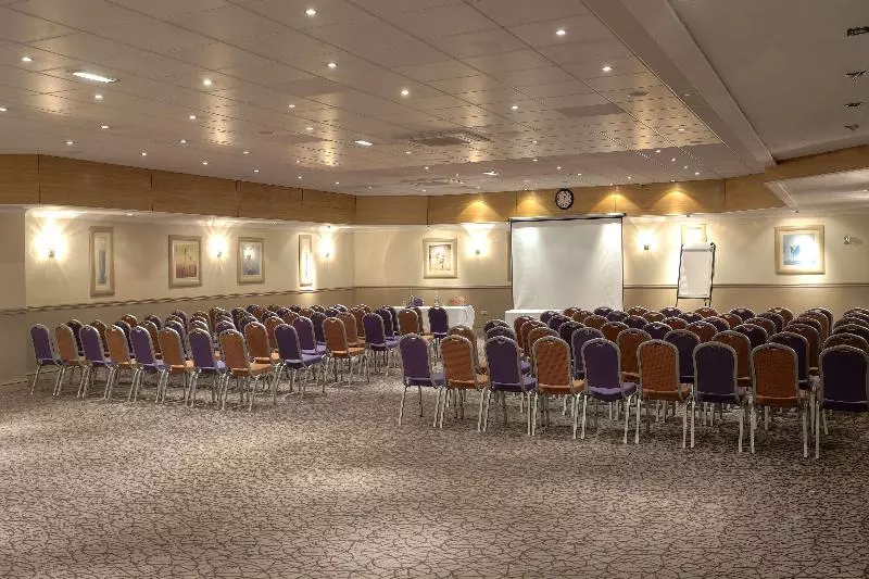 Отель Cresta Court