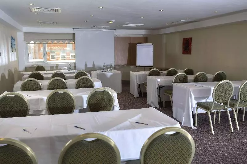 Отель Cresta Court