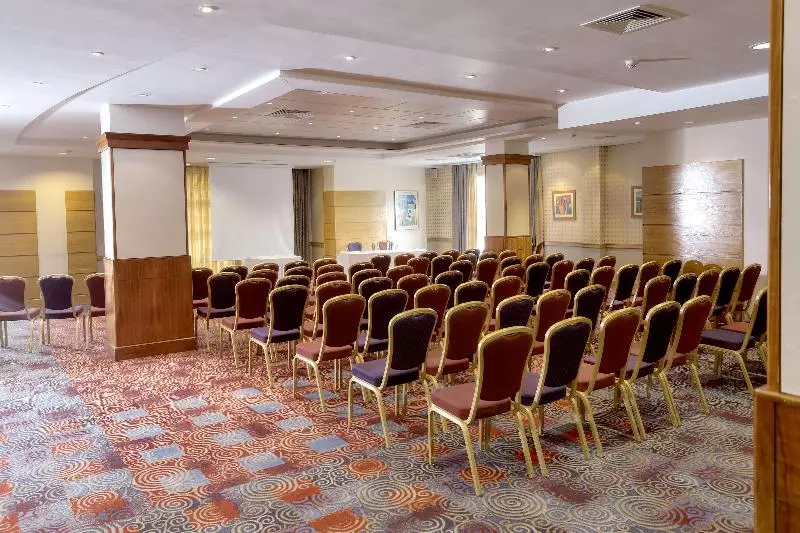 Отель Cresta Court