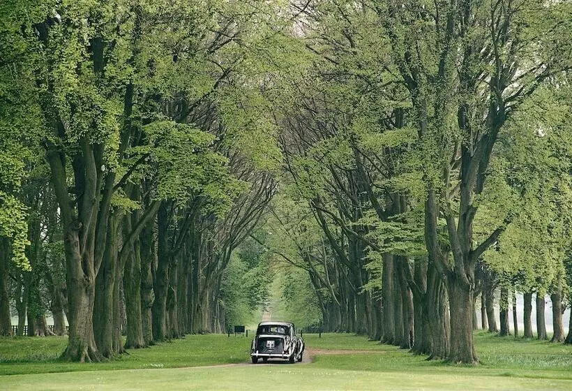 Отель Lucknam Park