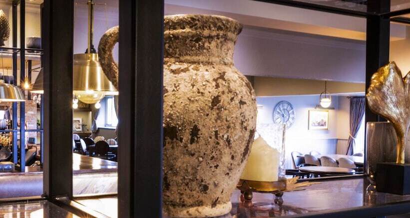 Отель Stamford Gate