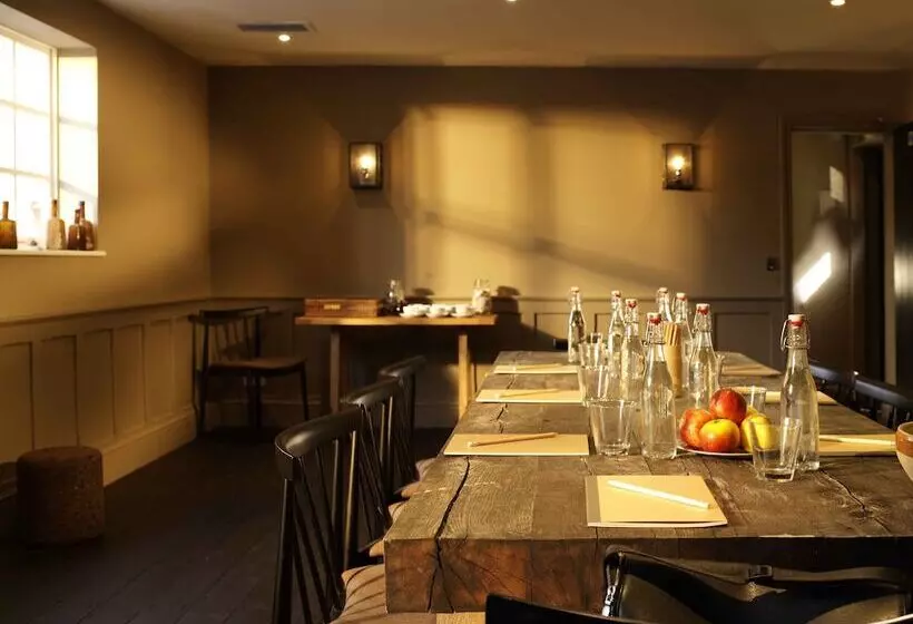 Отель The Crown