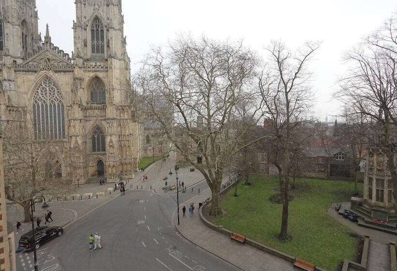 فندق The Dean Court