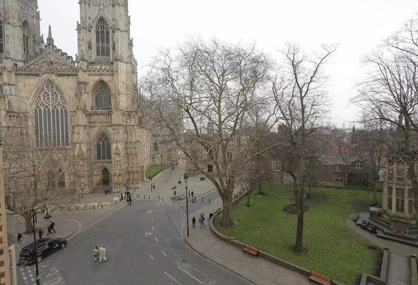 ホテル The Dean Court