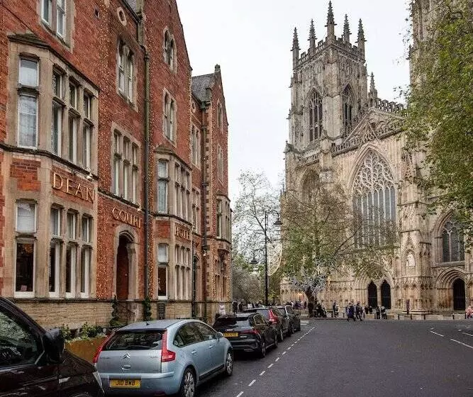 ホテル The Dean Court