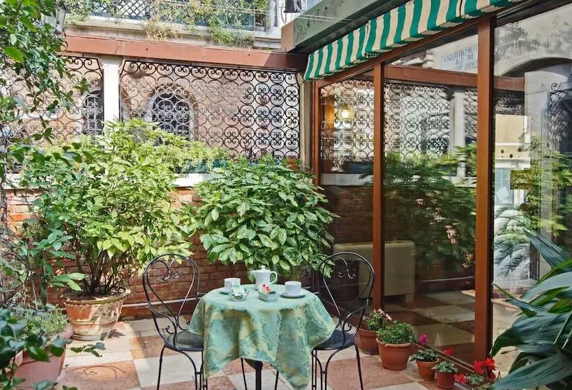 هتل La Fenice Et Des Artistes