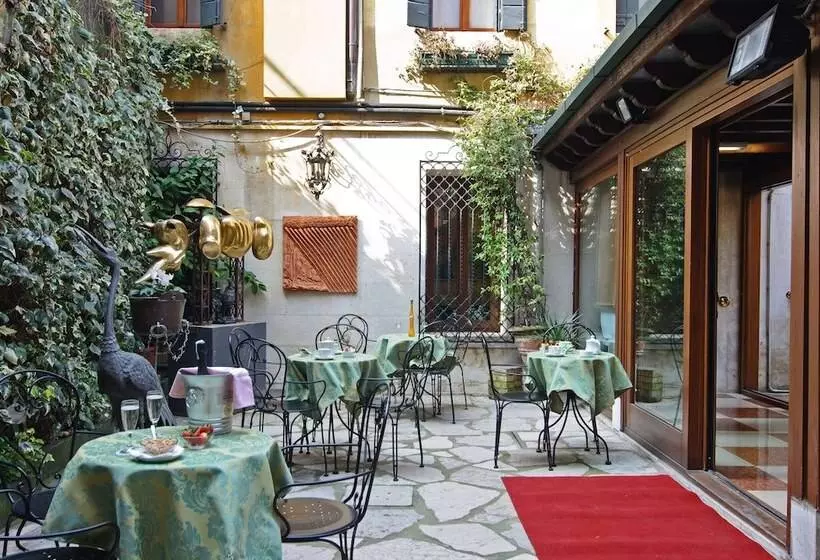 هتل La Fenice Et Des Artistes