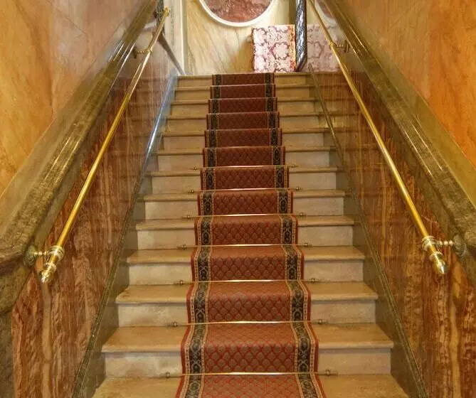 هتل La Fenice Et Des Artistes