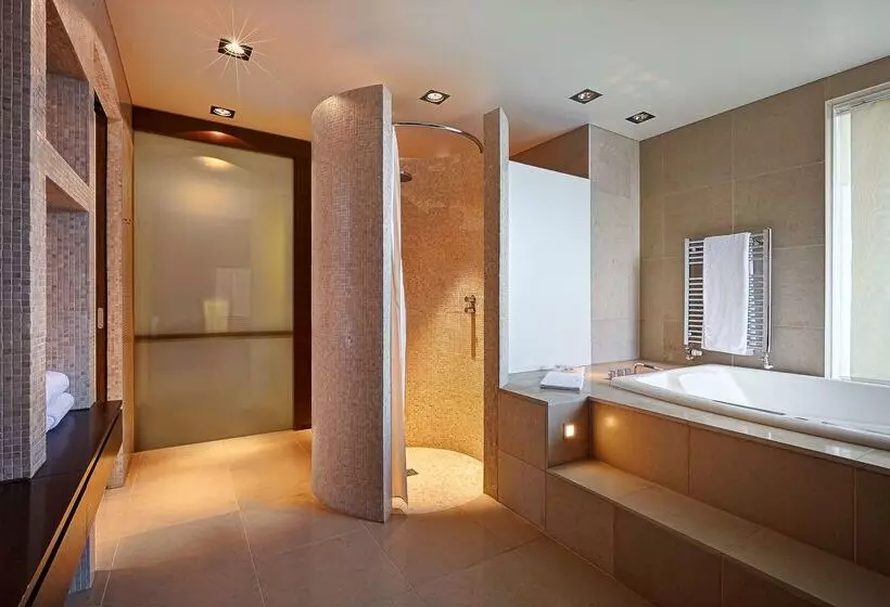 هتل Hilton Reykjavik Nordica