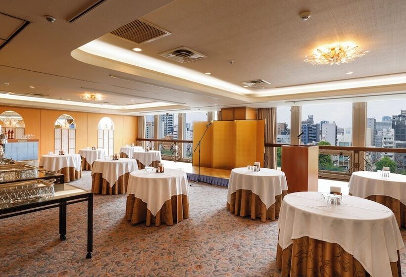 فندق Osaka Castle