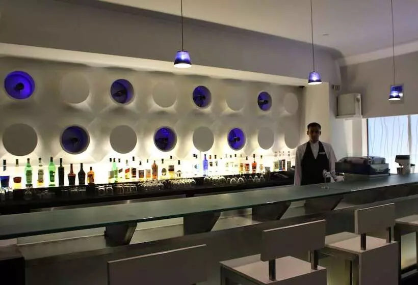 Hotel The Hans, New Delhi