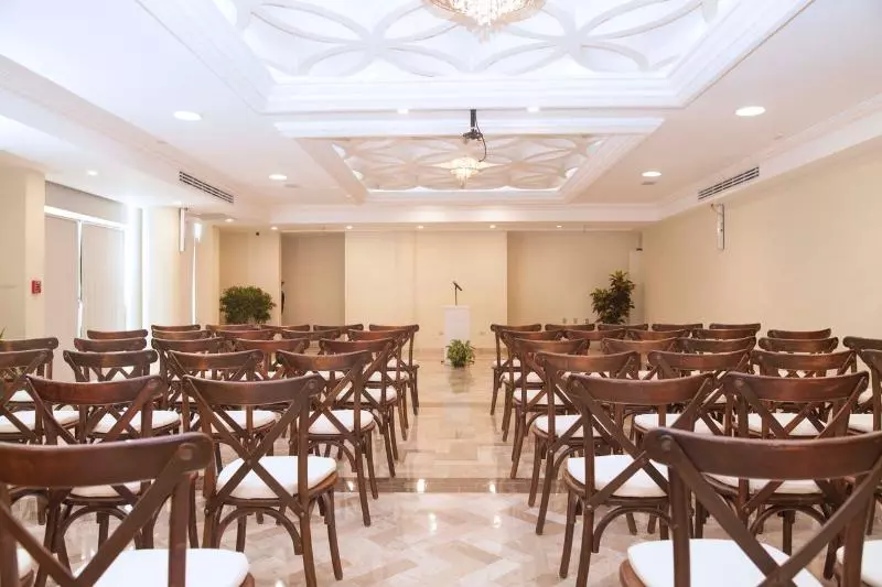 Отель Aquamarina Beach Resort