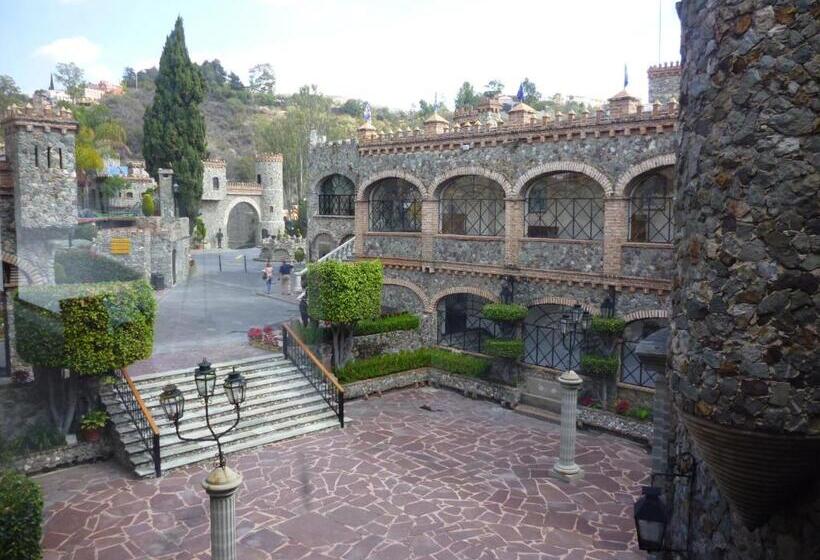 هتل Castillo De Santa Cecilia