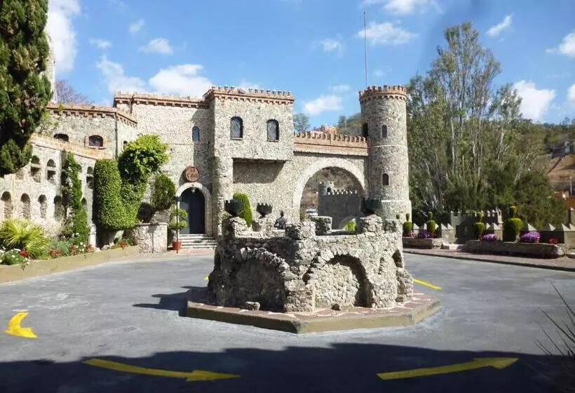 هتل Castillo De Santa Cecilia