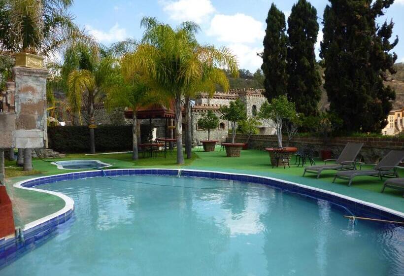 هتل Castillo De Santa Cecilia