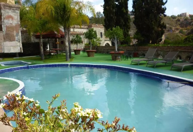 هتل Castillo De Santa Cecilia