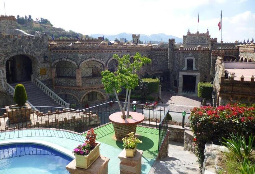 هتل Castillo De Santa Cecilia