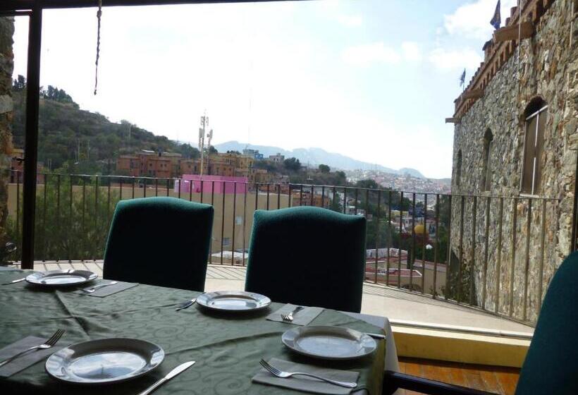 هتل Castillo De Santa Cecilia