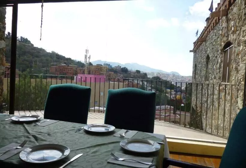 هتل Castillo De Santa Cecilia