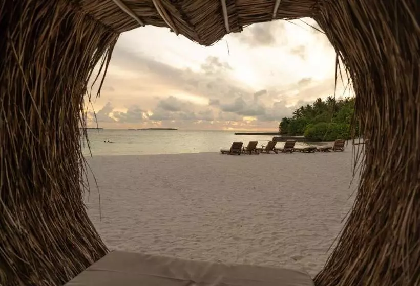 هتل Makunudu Island