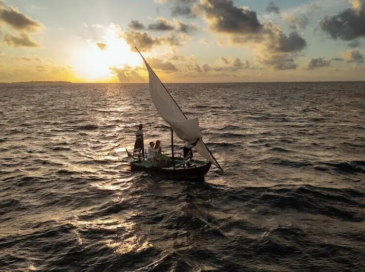 هتل Makunudu Island