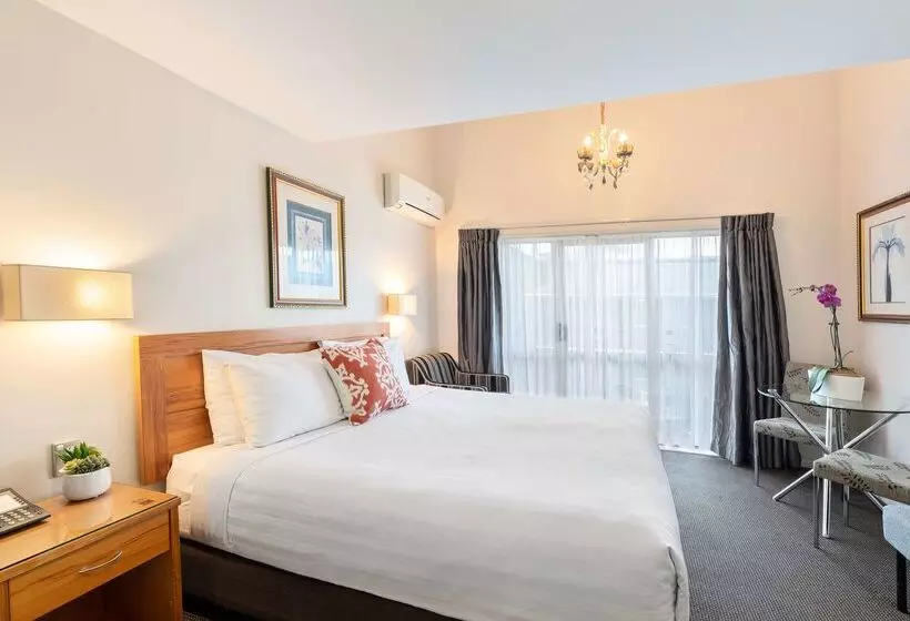 هتل Best Western Newmarket Inn & Suites