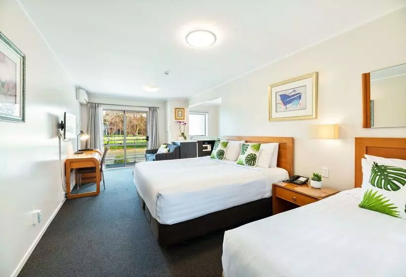 هتل Best Western Newmarket Inn & Suites