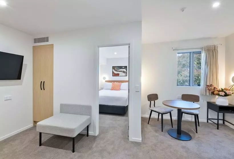 هتل Best Western Newmarket Inn & Suites