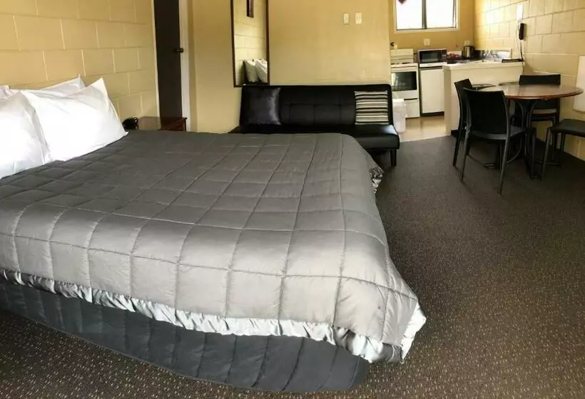 The Highwayman Motel