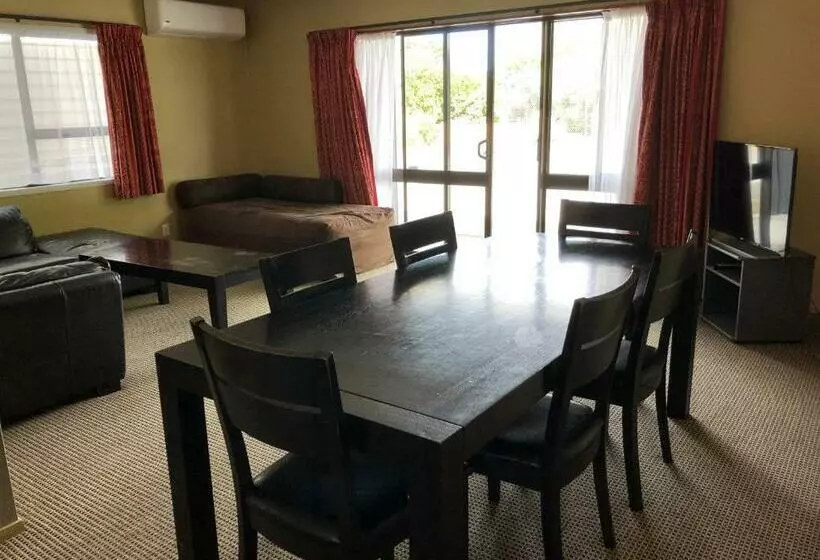 The Highwayman Motel