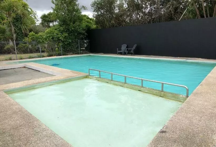 The Highwayman Motel