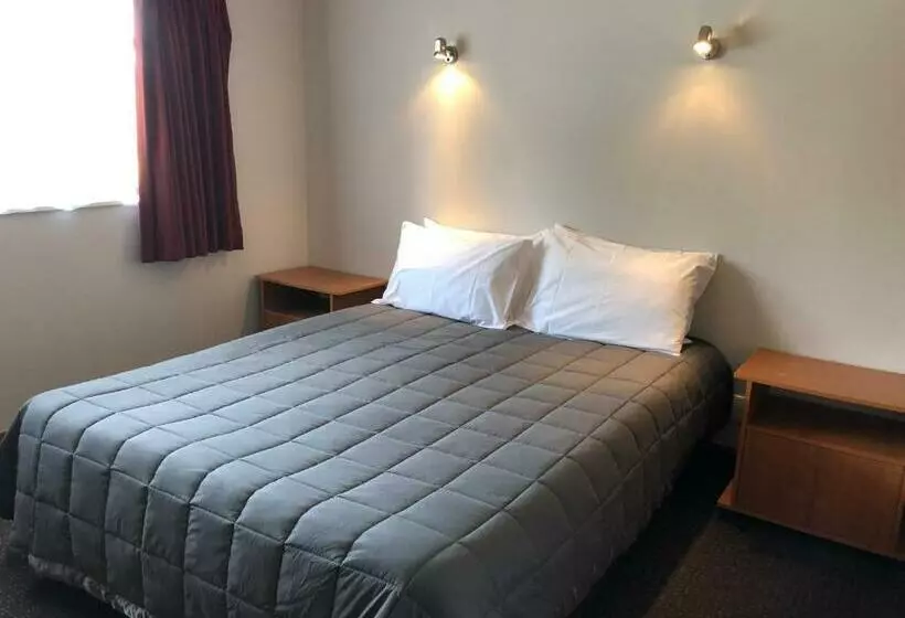 The Highwayman Motel