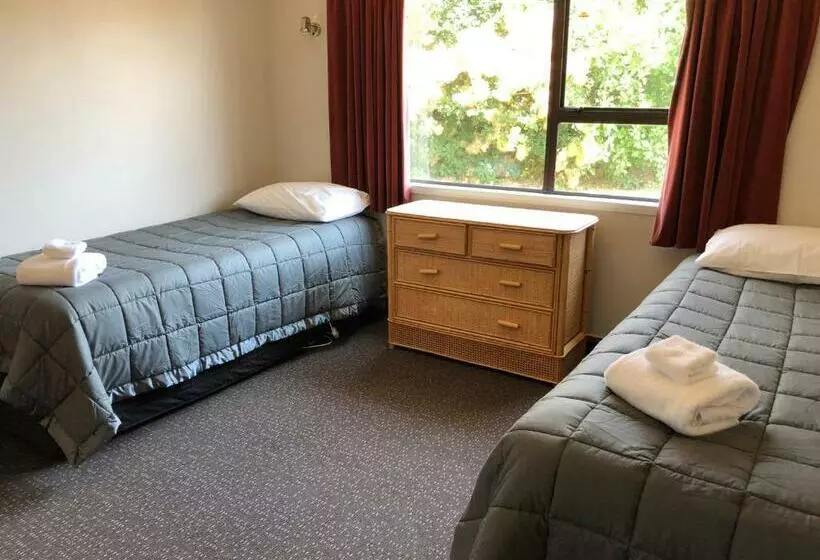 The Highwayman Motel