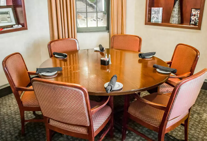 فندق Ramada By Wyndham Bel Aire Erie