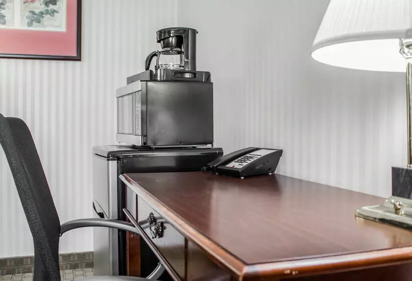 فندق Ramada By Wyndham Bel Aire Erie