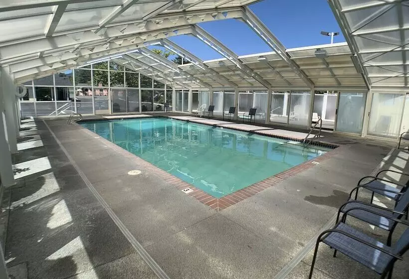 Otel Brookings Inn Resort