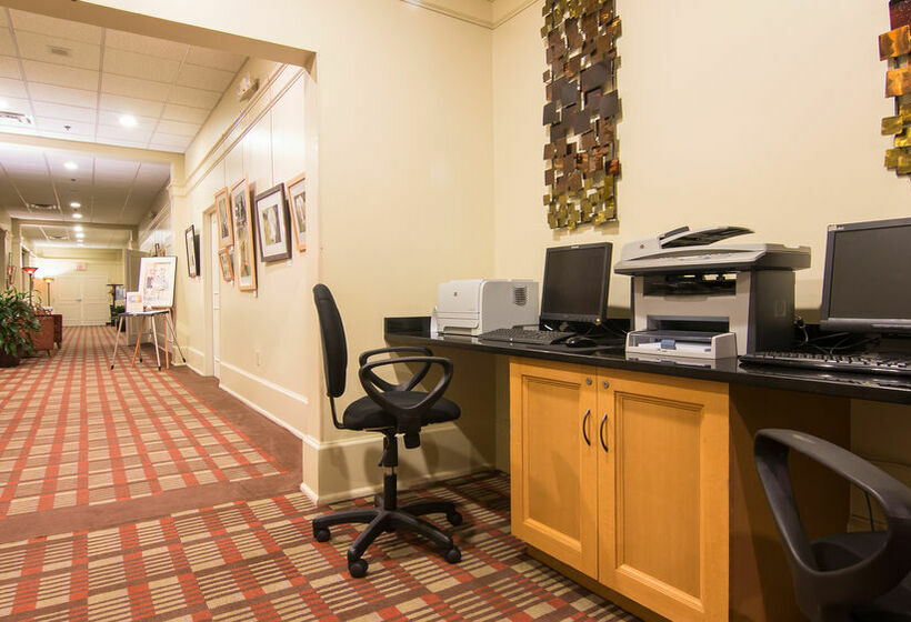 Otel Cavalier Inn At The University