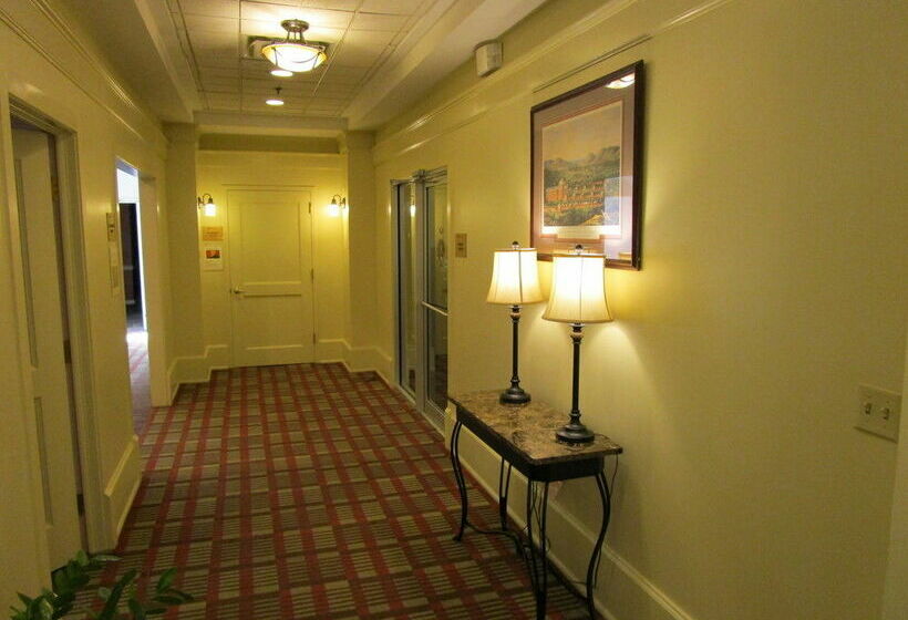 Otel Cavalier Inn At The University