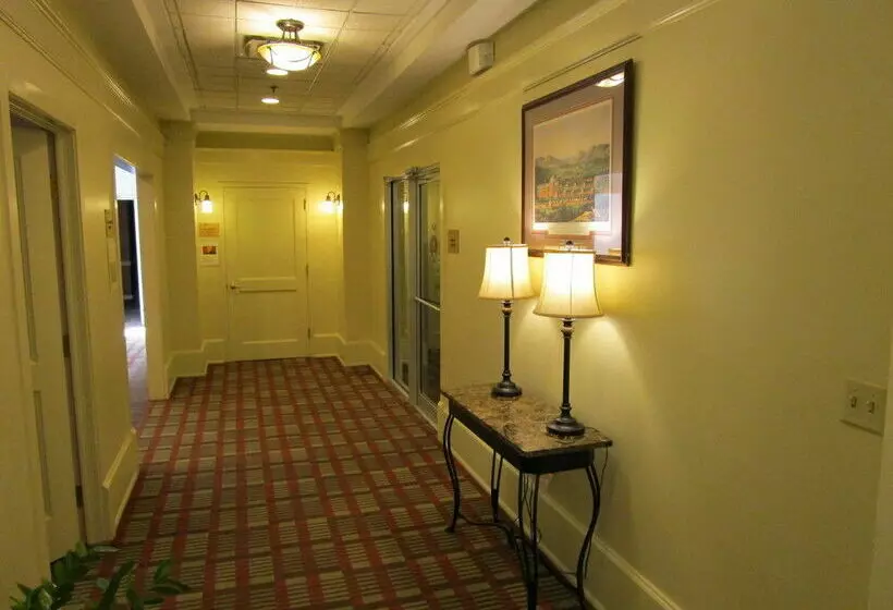 Hotel Cavalier Inn At The University