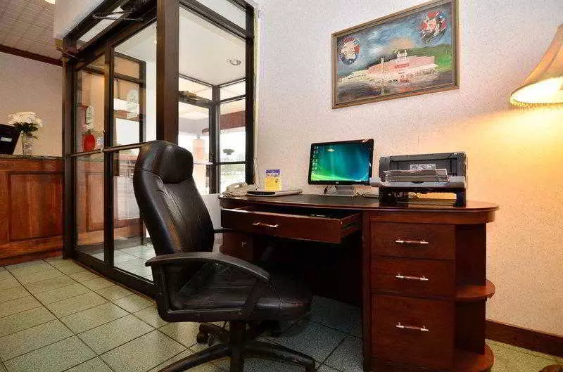 Отель Clarion Inn & Conference Center