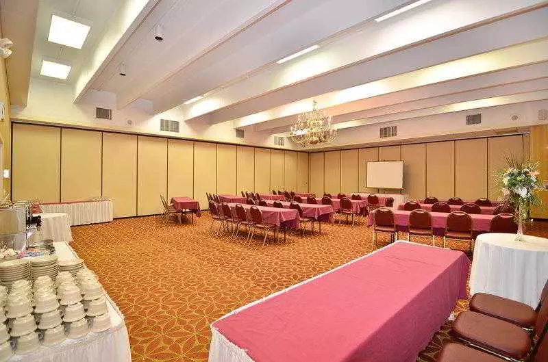 Отель Clarion Inn & Conference Center