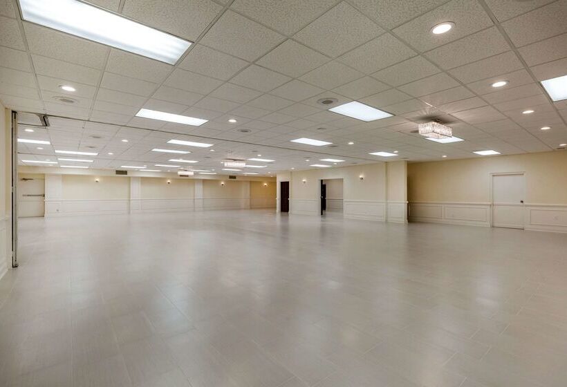 בית מלון כפרי Clarion Inn Falls Church-Arlington