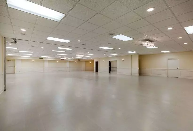 בית מלון כפרי Clarion Inn Falls Church-Arlington