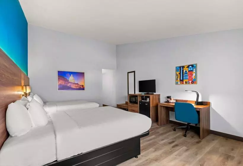 בית מלון כפרי Clarion Inn Falls Church-Arlington