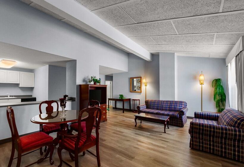 בית מלון כפרי Clarion Inn Falls Church-Arlington